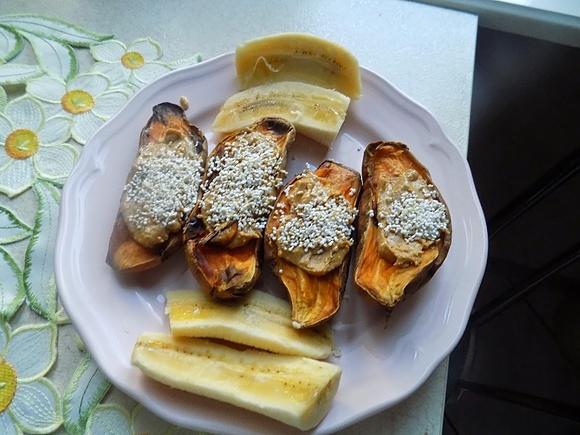Pieczone bataty z masłem orzechowym i amarantusem