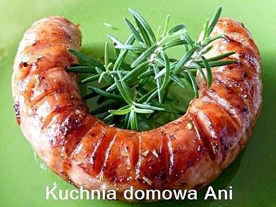 Pieczona biała kiełbasa z ziołami