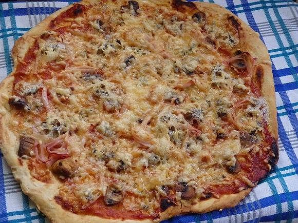 Pizza z pieczarkami i serem pleśniowym