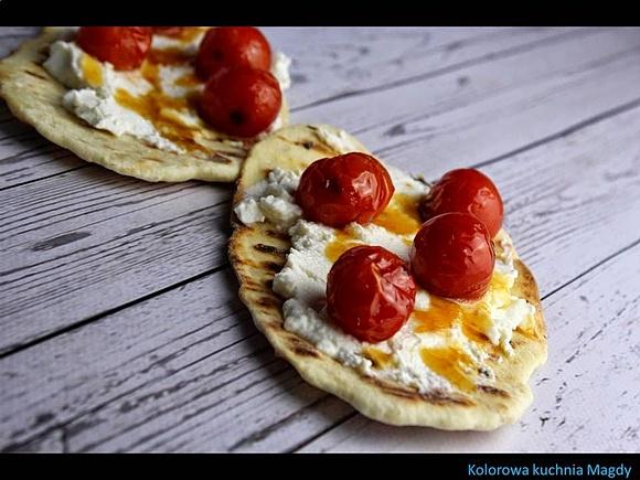 Mini pizza z ricottą i pomidorkami