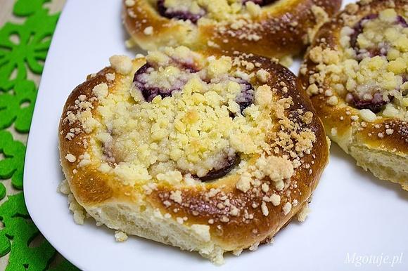 Drożdżówki z śliwkami i kruszonką