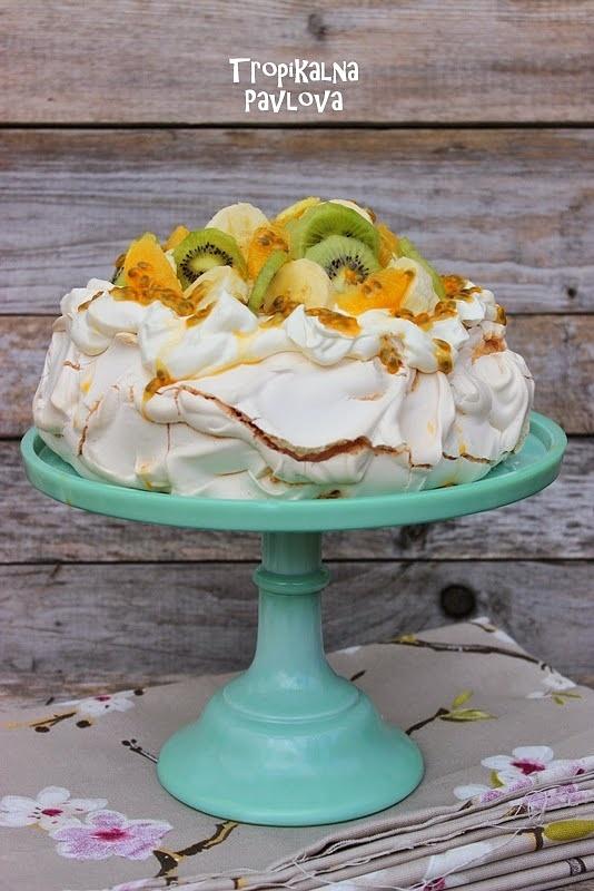 Tropikalna pavlova z owocami tropikalnymi
