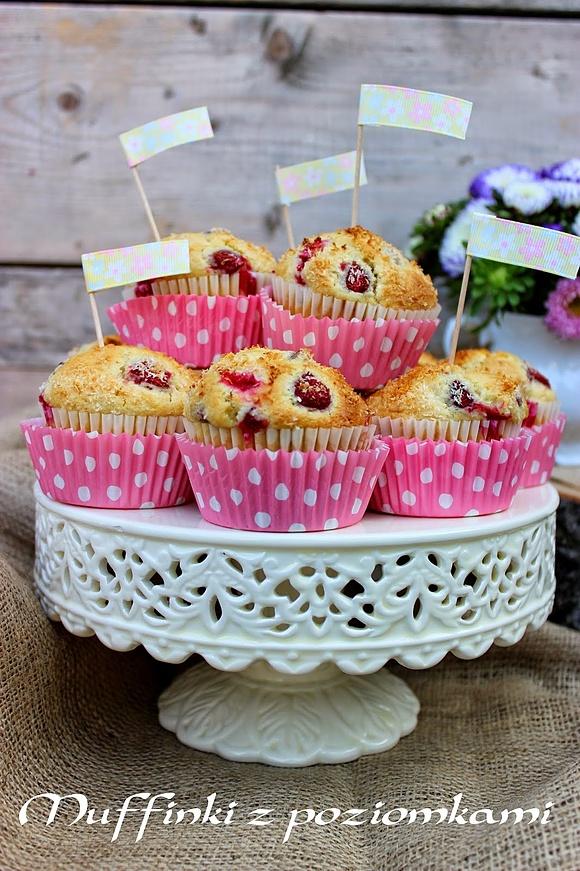 Muffinki z poziomkami i wiórkami kokosowymi
