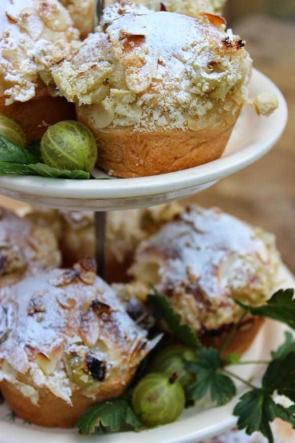 Muffinki drożdżowe z agrestem