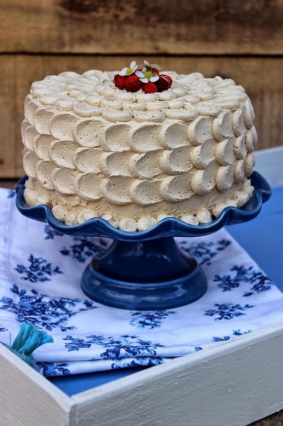 Tort kawowy słodki i aromatyczny z biszkoptem i masą jajeczną