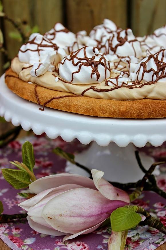 Mazurek z kremem cappuccino i bezami