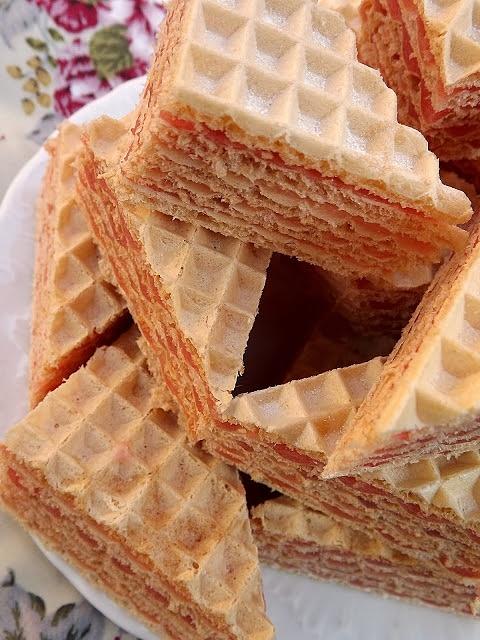 Wafelki z galaretką i śmietaną kremówką