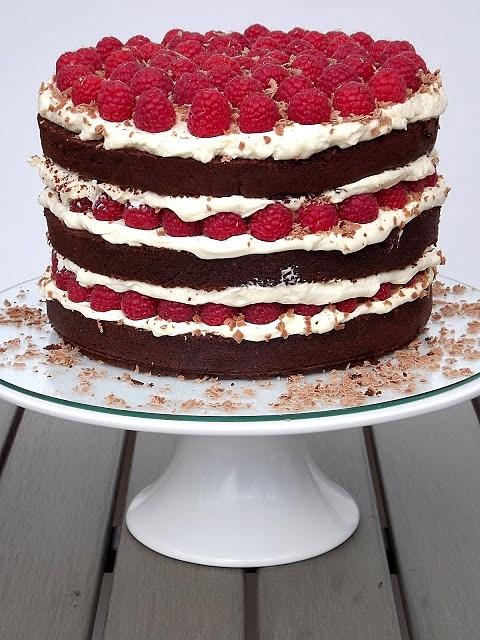 Torcik czekoladowy z bitą śmietaną mascarpone i malinami