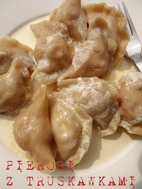 Pierogi z truskawkami i borówką