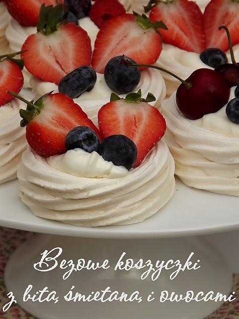 Bezowe koszyczki z owocami