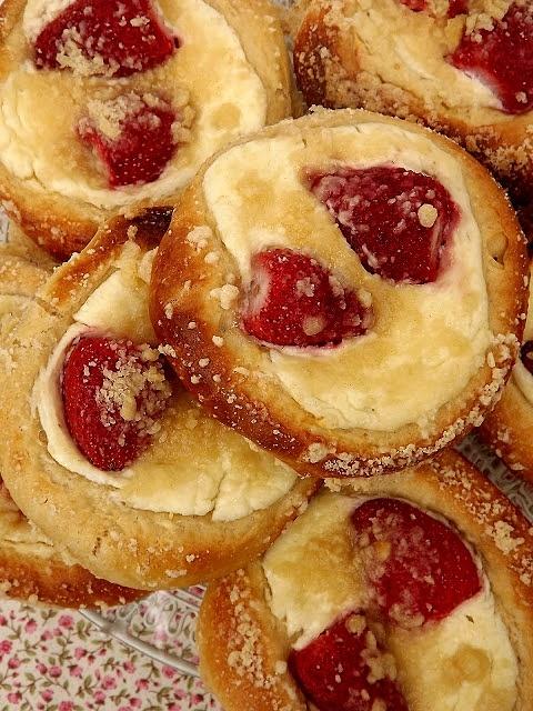 Drożdżówki z twarożkiem i truskawkami