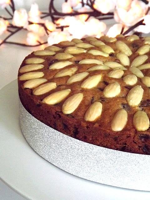 Dundee cake - tradycyjne szkockie ciasto bożonarodzeniowe z rodzynkami i migdałami