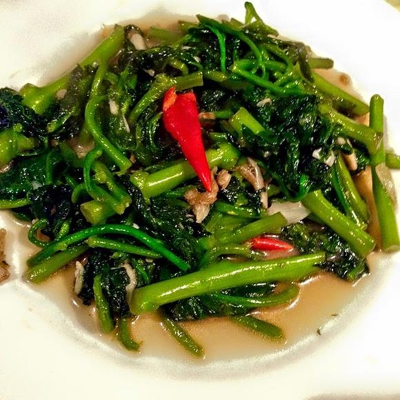 Szpinak cejloński stir fry krótko smażony po tajsku