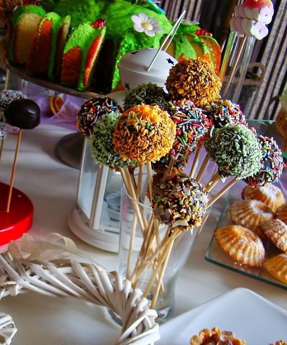 Cake pops z maszynki - przepis na smaczne ciasteczka na patyczku