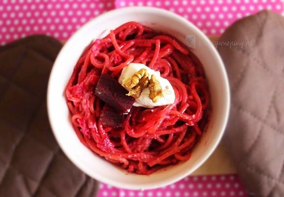 Różowy makaron z buraczkowym pesto i orzechami włoskimi