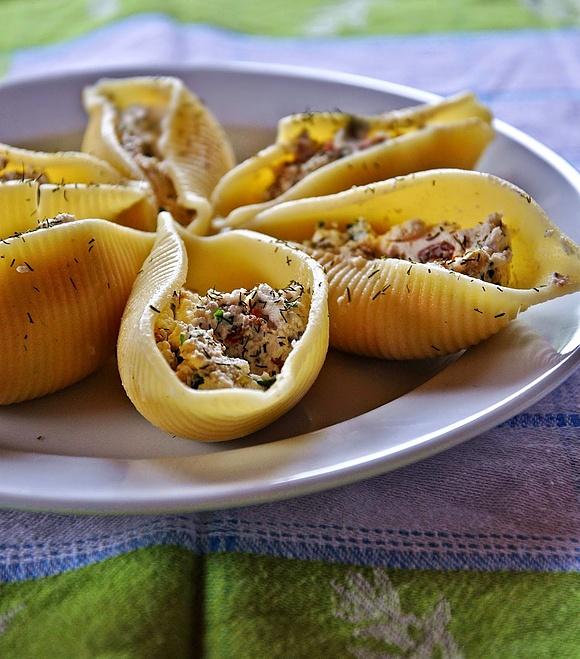 Nadziewane conchiglioni z twarogiem, oliwkami i suszonymi pomidorami