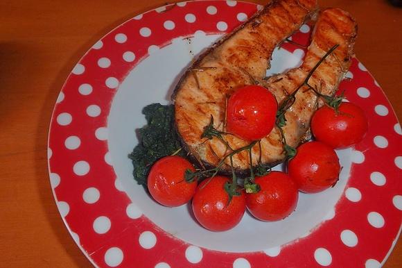 Grillowany łosoś ze szpinakiem i pomidorami koktajlowymi