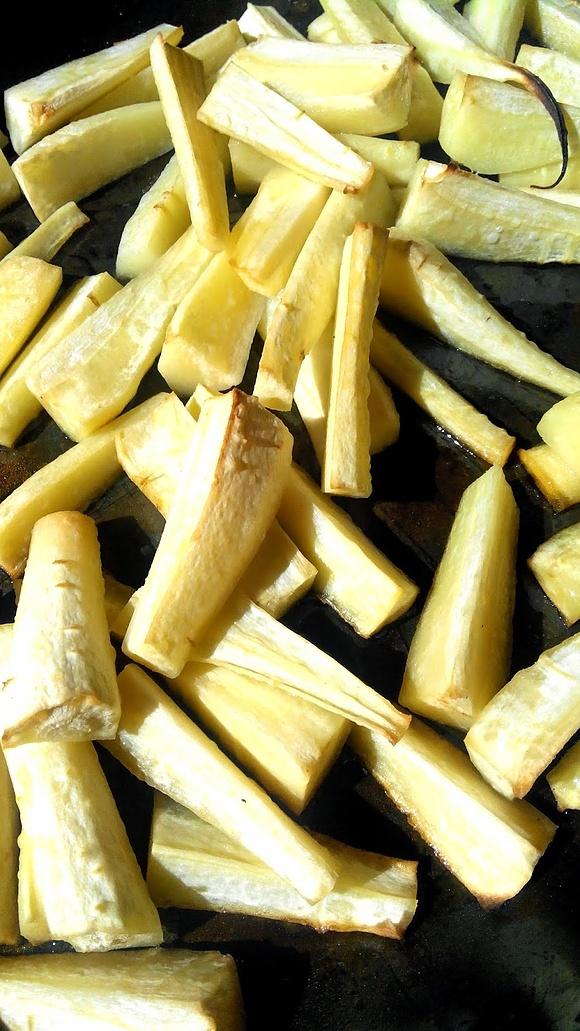Pietruszka pieczona w miodzie – pyszny dodatek do obiadu