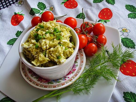 Pasta z brokuła z jajkiem i zieloną cebulką do pieczywa