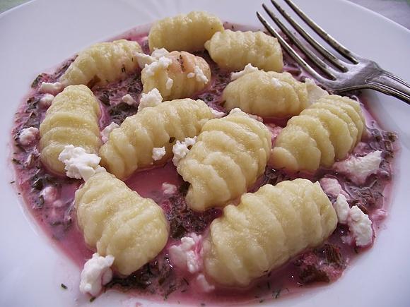 Gnocchi w botwinkowym sosie