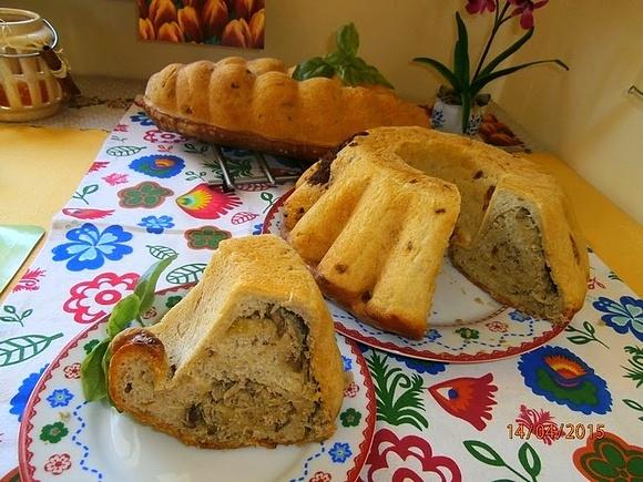 Kulebiak chlebowy z kapustą mięsem i grzybami
