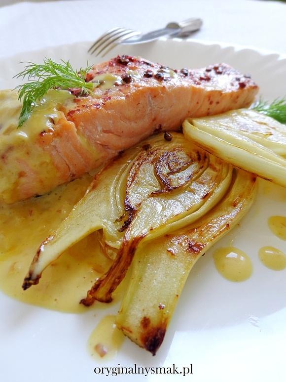 Łosoś z czerwonym pieprzem, fenkułem i sosem pomarańczowo-śmietankowym