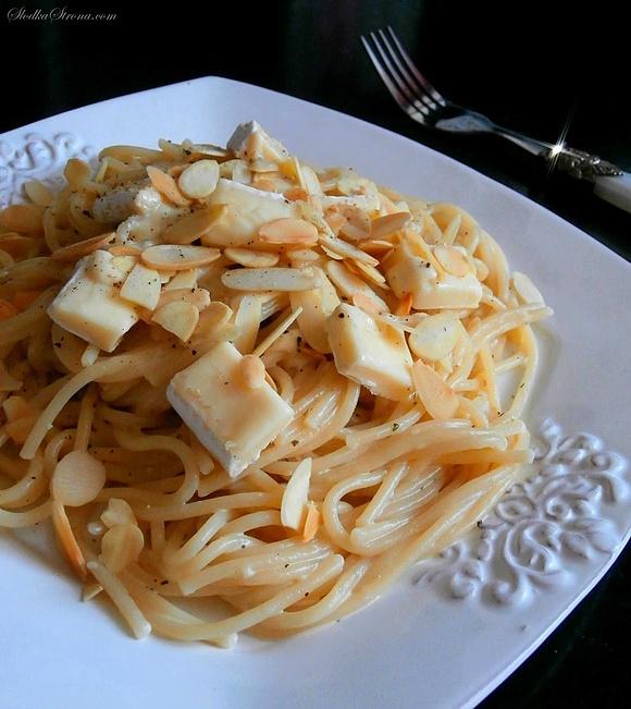 Makaron z sosem śmietanowym, serkiem Brie i prażonymi migdałami