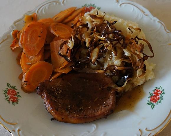 Schab z puree z selera i chipsami z pietruszki - obiad doskonały