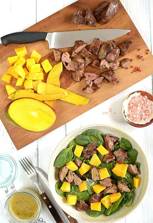 Sałatka z wątróbki i mango na liściach szpinaku
