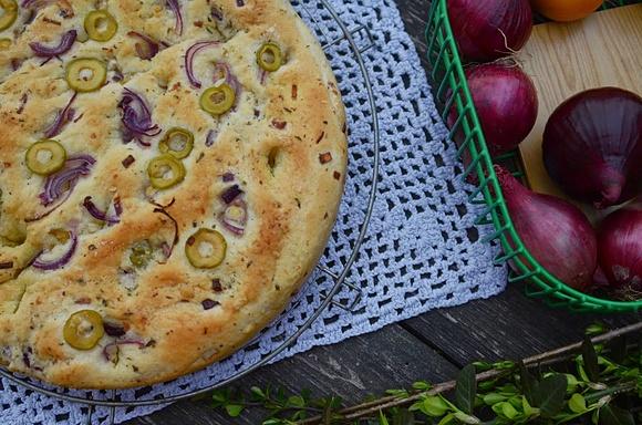 Focaccia z dużą ilością cebuli i ziół