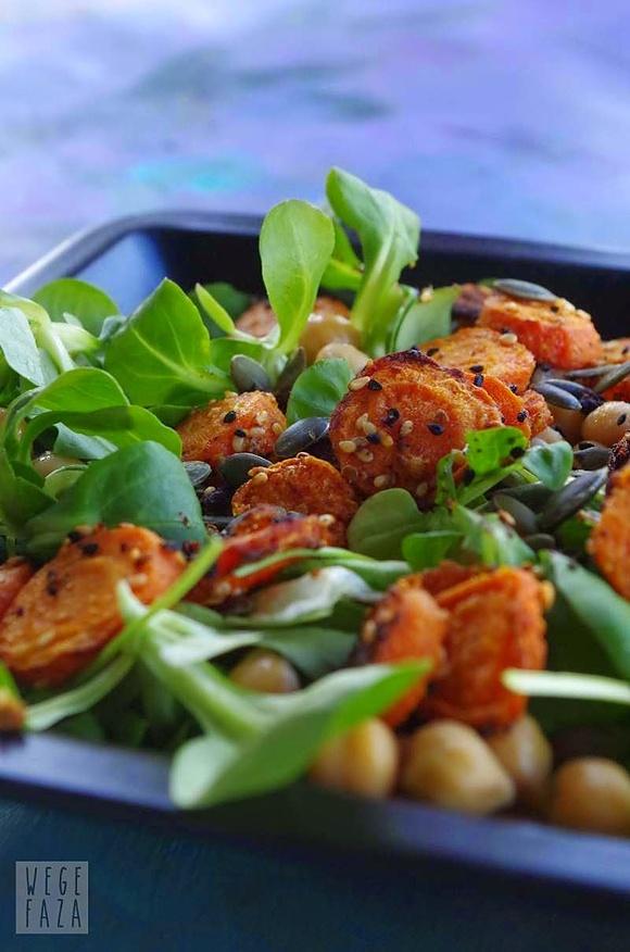 Sałatka z pieczoną marchewką i ciecierzycą