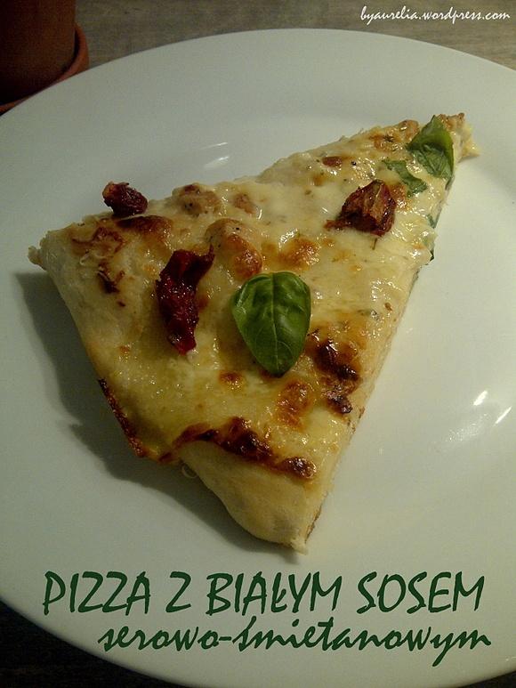 Pizza z białym sosem serowo-śmietanowym