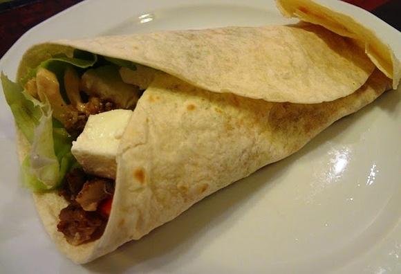 Tortilla na kolację ze zdrowymi dodatkami