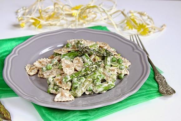 Wiosenne farfalle z warzywami