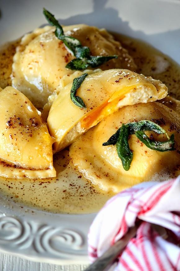 Ravioli z płynnym żółtkiem i palonym masłem szałwiowym