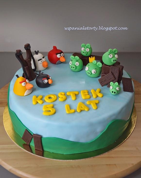Tort Angry Birds z czekoladowym wnętrzem i wyrzutnią