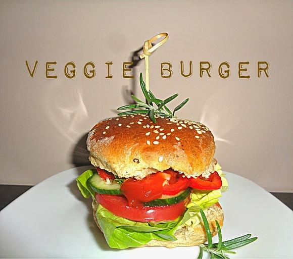 Wegetariański burger z sezamowymi bułkami i warzywami