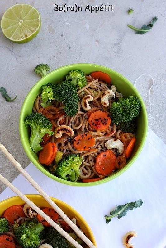 Makaron soba z brokułami i marchewką