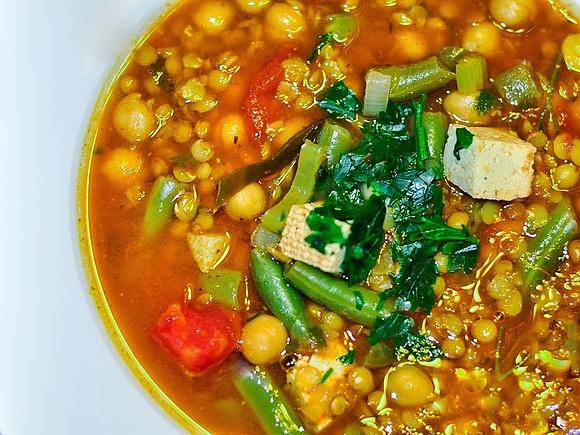 Zupa marokańska Harira wegańska z tofu i soczewicą