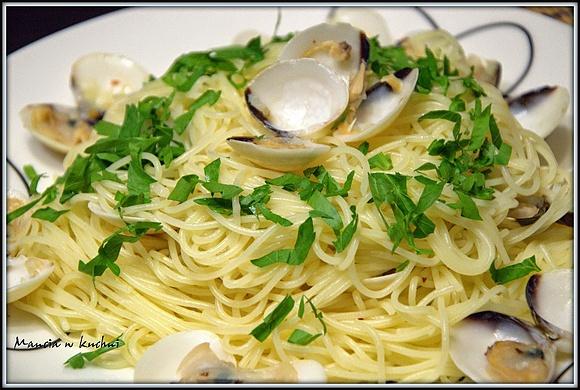 Małże w słodkim winie z czosnkiem peperoncino i makaronem