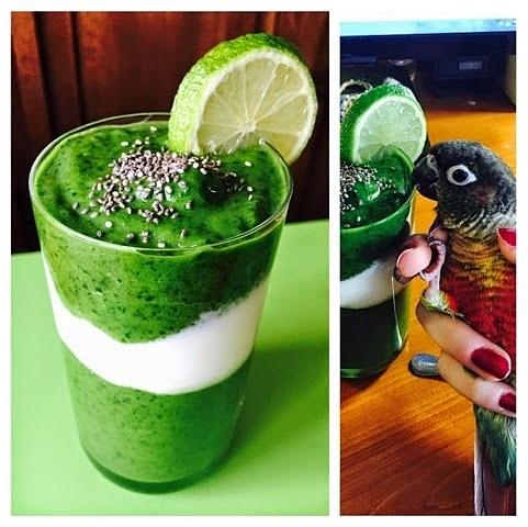 Zielone smoothie z bananem, awokado i szpinakiem