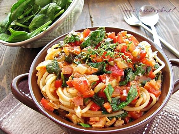 Spaghetti z papryką i szpinakiem