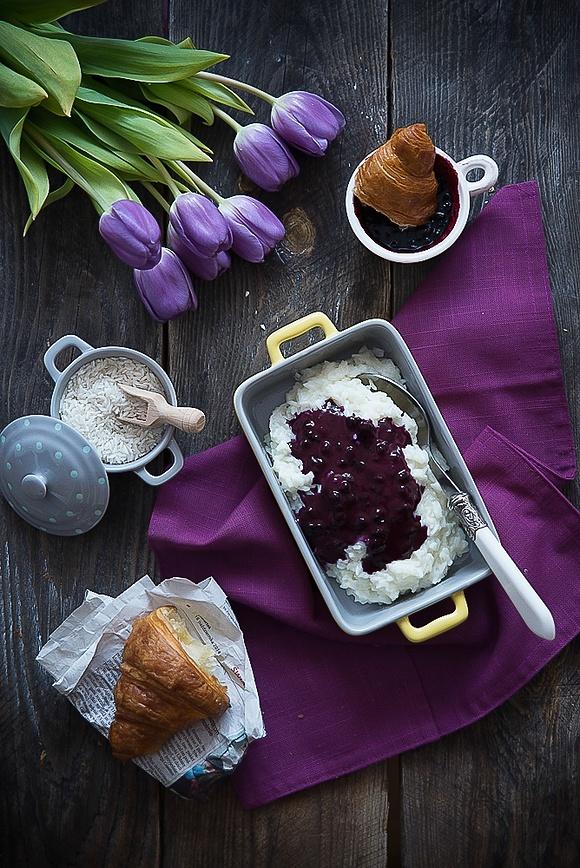 Pudding ryżowy z sosem jagodowym