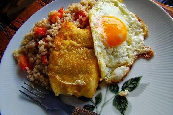 Pomidorowa kasza z dorszem i sadzonym jajkiem