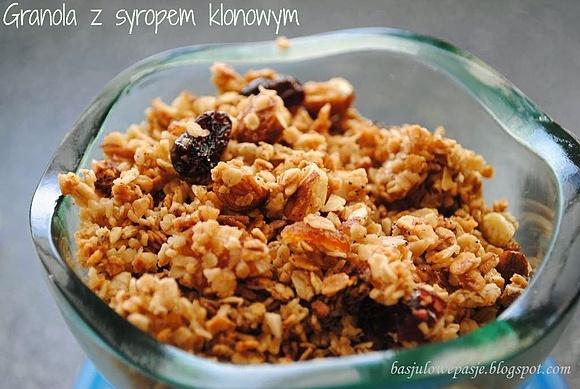 Chrupiąca granola z syropem klonowym i migdałami