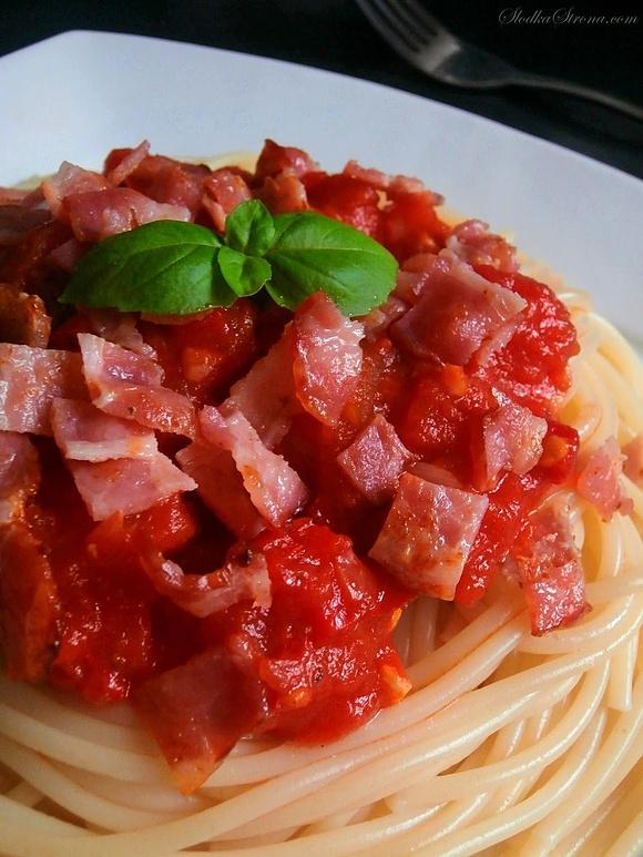 Makaron z boczkiem w pikantnym sosie chili