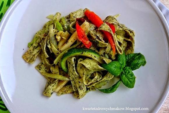 Tagliatelle z warzywami i suszonymi pomidorami