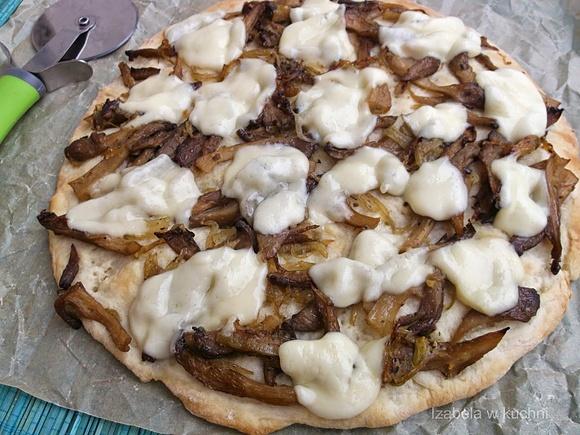 Pizza z boczniakami, cebulą i mozzarellą