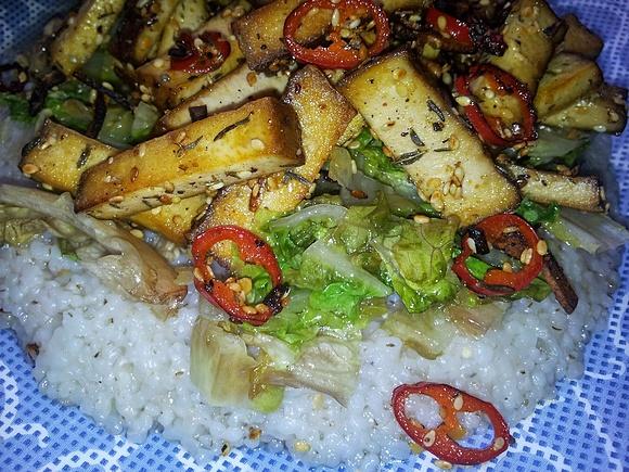 Stir-fry z tofu, sałatą, chilli i rzodkiewką