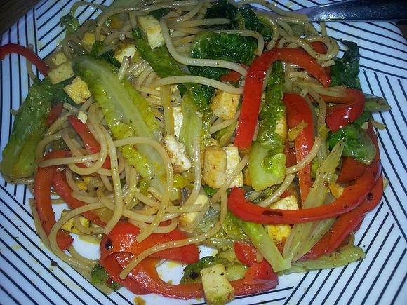 Niebanalne spaghetti z sałatą rzymską i tofu
